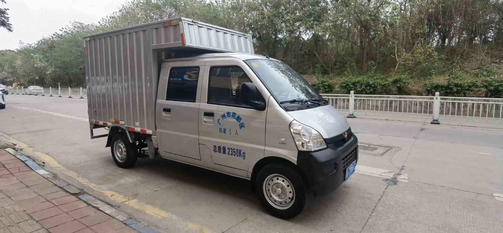 五菱微卡双排小货车价格(五菱微卡双排厢式货车)