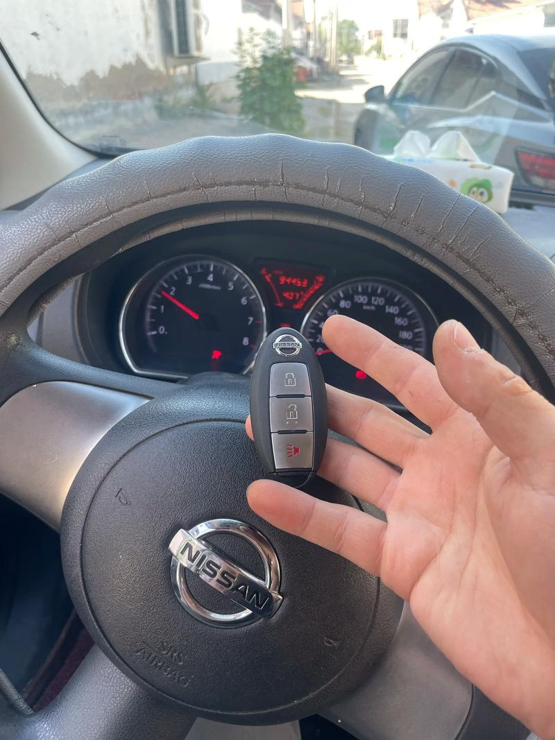 日产阳光车钥匙怎么换电池,日产阳光钥匙图片