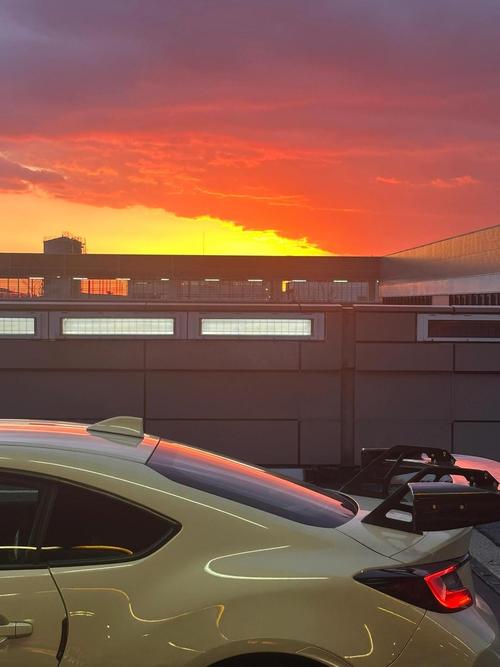 我开着邻居家的toyota追着日落,我开着邻居家的跑车追着日落